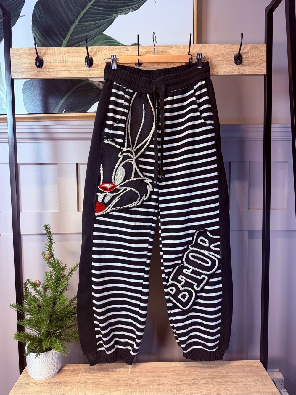 Black & White Striped Bunny Jogger large embroidered Pants Size M - Picture 11 of 11